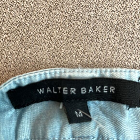 NWT -WALTER BAKER Light wash pleated shorts - Picture 3 of 4